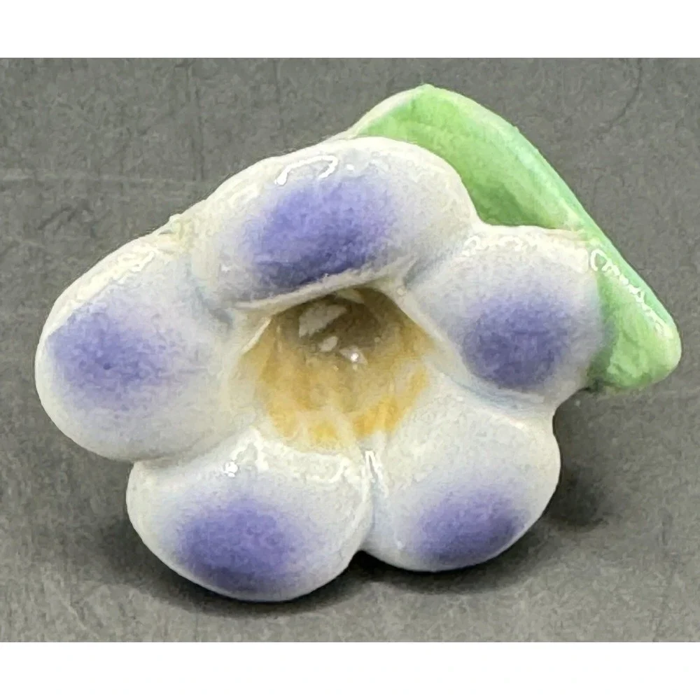 Porcelain Hummingbird With Flower 1